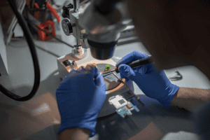 מעבדות לתיקון סלולרי - גלגול חייו של האייפון ותיקון ושלבי התיקון במעבדה