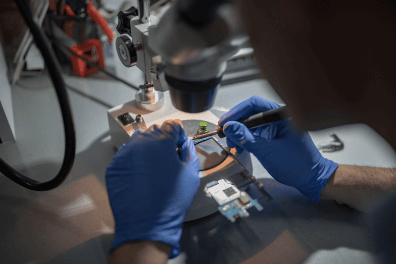מעבדות לתיקון סלולרי - גלגול חייו של האייפון ותיקון ושלבי התיקון במעבדה