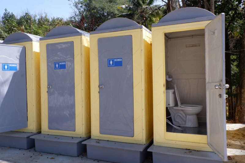 שירותים מאובזרים - מקלחות ושירותים יבילים מגיעים לאתר הבנייה מאובזרים כבר במערכות חשמל ואינסטלציה