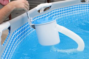 סינון מושלם לבריכה מתחיל בבחירה חכמה - איך לבחור חברה מומלצת למשאבות חול לבריכה