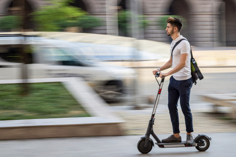 רכיבה חוויתית ובטוחה - איך לוחית רישוי תשפיע על חוויית הרכיבה על הקורקינט שלך?